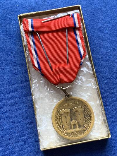 《竞宝斋》第420场 周日，周一，周二  3场连拍 （全场包邮） 凡尔登战役功勋章 带盒 总重约12.1克