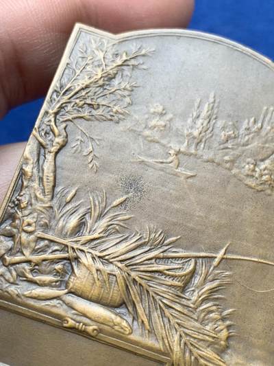 《竞宝斋》第420场 周日，周一，周二  3场连拍 （全场包邮） 名家A. BORREL1905年作「垂钓」青铜奖章 77.2克 47.8*63.5mm 丰饶角铜标