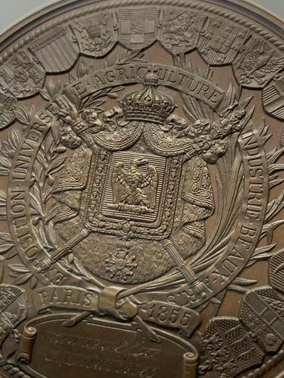 《竞宝斋》第420场 周日，周一，周二  3场连拍 （全场包邮） NGC MS64BN 法国1855年巴黎世博会纪念铜章，20个参与国的徽章与波拿巴家族的鹰徽 手指边铭原铸品 N加大加厚盒装