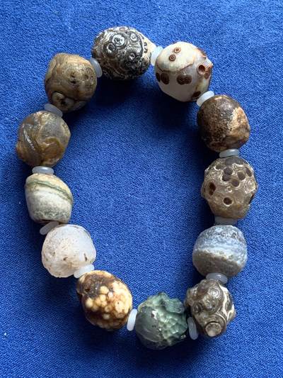 《竞宝斋》第420场 周日，周一，周二  3场连拍 （全场包邮） 三串一组 石质手串 小串珠子大小10mm左右，大串大小20MM左右，品种自辨。