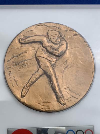 《竞宝斋》第420场 周日，周一，周二  3场连拍 （全场包邮） 日本1972年札幌第11届冬奥会纪念大铜章，带亚克力原盒，直径：49.8mm，重量：93.1克。