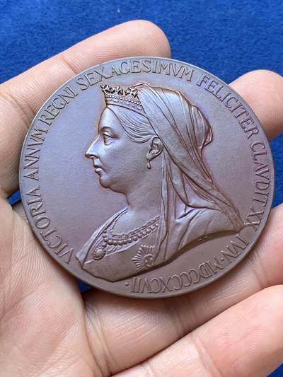 《竞宝斋》第420场 周日，周一，周二  3场连拍 （全场包邮） 1897年维多利亚女王登基60周年钻禧纪念大铜章，55.5mm，72克，状态极佳，如同一块铜色凝脂，紫罗兰包浆镶边益显雍容，原盒，值得送评的一枚。