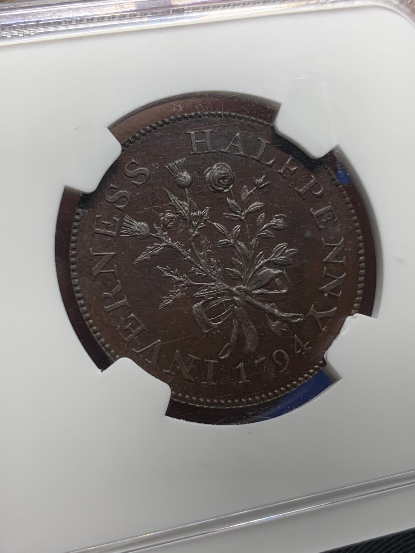 《竞宝斋》第420场 周日，周一，周二  3场连拍 （全场包邮） NGC MS63BN 1794年苏格兰因弗内斯郡协和半便士 背面的玫瑰图案非常精美 极其少见的token精品 pl状态非常出色