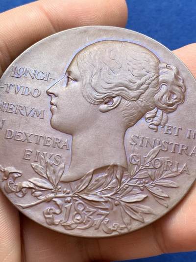 《竞宝斋》第420场 周日，周一，周二  3场连拍 （全场包邮） 1897年维多利亚女王登基60周年钻禧纪念大铜章，55.5mm，72克，状态极佳，如同一块铜色凝脂，紫罗兰包浆镶边益显雍容，原盒，值得送评的一枚。