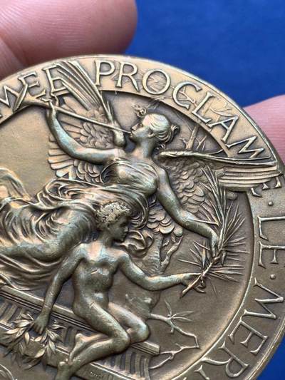 《竞宝斋》第420场 周日，周一，周二  3场连拍 （全场包邮） 巴黎展翼的荣耀女神纪念铜章 85.8克 56.8mm 三角铜标