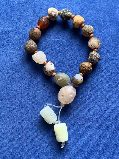 《竞宝斋》第420场 周日，周一，周二  3场连拍 （全场包邮） 三串一组 石质手串 小串珠子大小10mm左右，大串大小20MM左右，品种自辨。