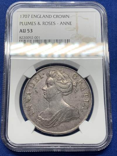 《竞宝斋》第420场 周日，周一，周二  3场连拍 （全场包邮） NGC AU53 英国1707安妮女王克朗银币，联合王国成立前关门克朗，背面为盾徽羽毛和玫瑰，安妮克朗外拍涨势迅猛。