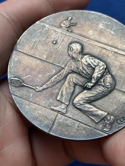 《竞宝斋》第420场 周日，周一，周二  3场连拍 （全场包邮） 名家名作 法国网球镀银铜章 50.6克 49.7mm 三角铜标