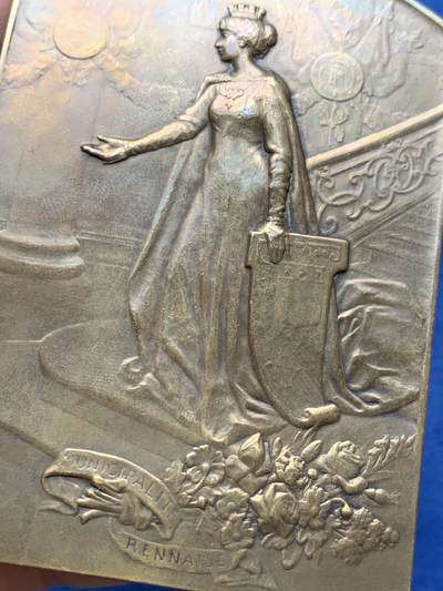 《竞宝斋》第420场 周日，周一，周二  3场连拍 （全场包邮） 法兰西第三共和国总统普恩加莱访雷恩纪念大号方型铜章 1914年·巴黎造币厂·莱昂诺尔设计（一战爆发前两月，总统在杜梅格内阁辞职当日到访雷恩，全市翻新建筑、举办三千人国宴及阅兵式）280.5克 70*100mm 丰饶角铜标