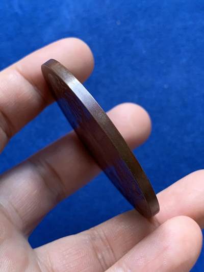 《竞宝斋》第420场 周日，周一，周二  3场连拍 （全场包邮） 1897年维多利亚女王登基60周年钻禧纪念大铜章，55.5mm，72克，状态极佳，如同一块铜色凝脂，紫罗兰包浆镶边益显雍容，原盒，值得送评的一枚。