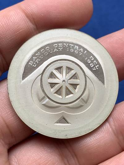 《竞宝斋》第420场 周日，周一，周二  3场连拍 （全场包邮） 乌拉圭1987年中央银行成立20周年银币 900银 25克