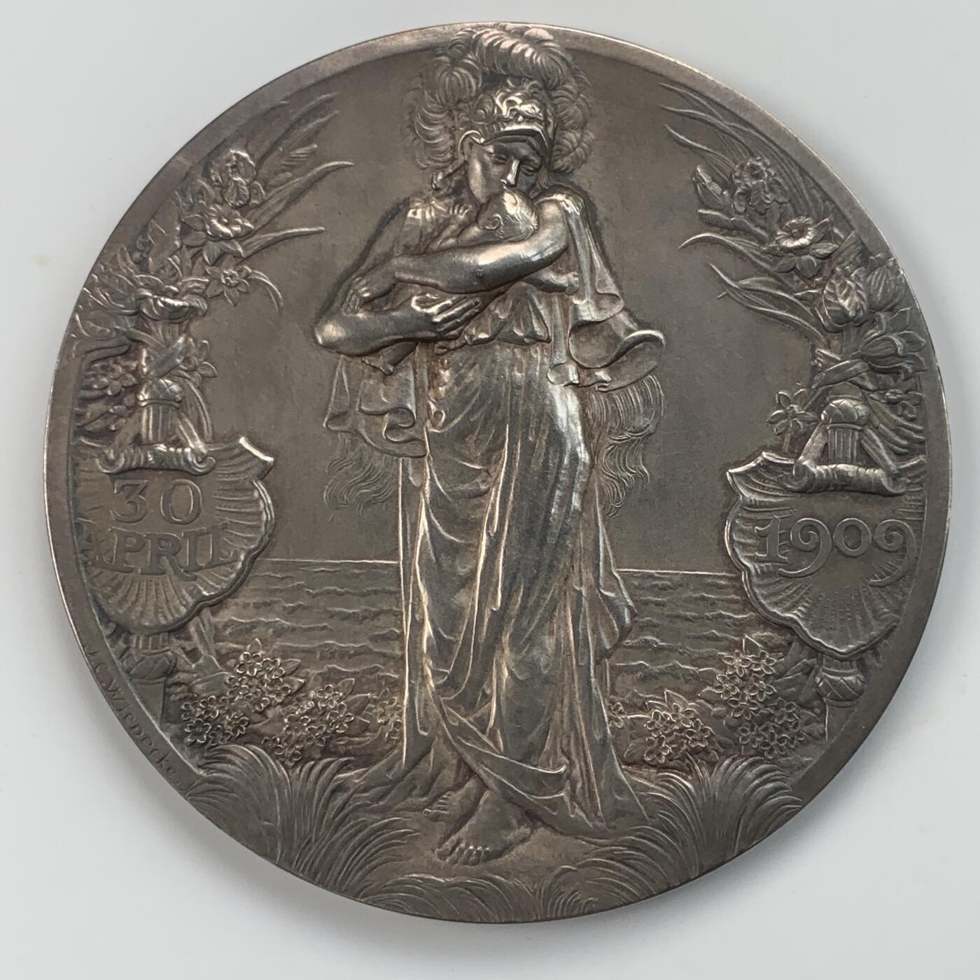 掌中浮雕-藏着的欧洲第036场 1909年荷兰朱莉安娜公主出生银章， 65mm ，111g，J.C.Wienecke雕刻.，原盒。背面人物是荷兰女王威廉明娜和丈夫海因里希