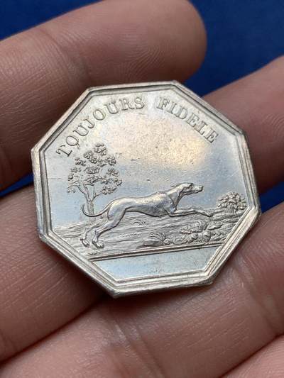 《竞宝斋》第420场 周日，周一，周二  3场连拍 （全场包邮） 法国海妖八角银质代币，30.2mm，12.9克，油灯边铭，正面为三个从水面跃出的海妖，背面为原野中奔跑的猎犬。传说海中常常能见到用歌声勾人魂魄的海妖，而海员带忠诚的狗狗上船，关键时刻会用吠叫声吓退海妖，稀少原铸。