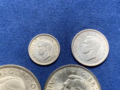 《竞宝斋》第420场 周日，周一，周二  3场连拍 （全场包邮） 四枚一组 英国乔治六世银币 1942半克朗，2先令，1943年6便士，1937年3便士。四面值。未流通一步到位品相，状态不错，大币有美浆环彩，英国一线货。