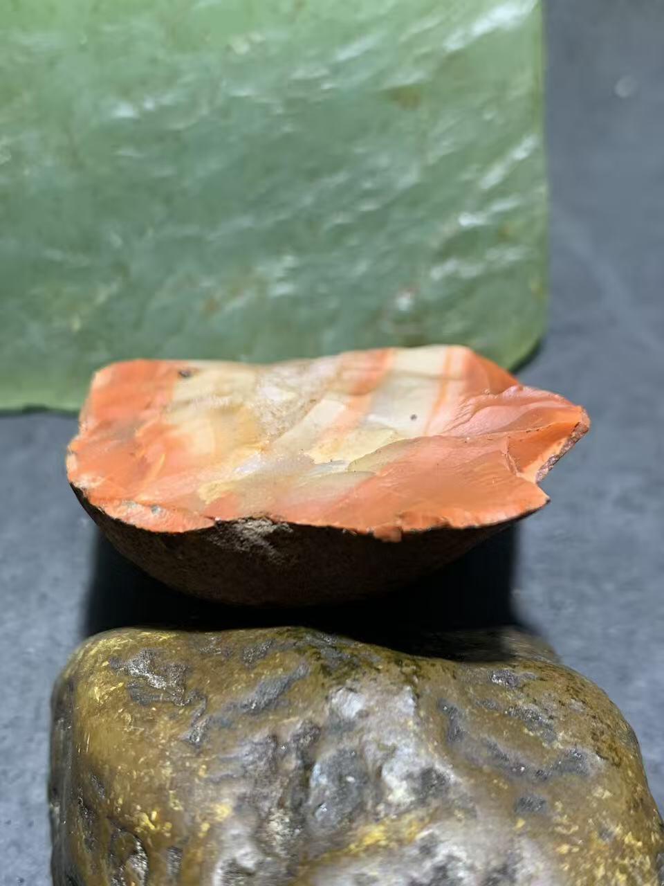 精美铁皮开窗料红白冰飘心南红玛瑙原石一颗