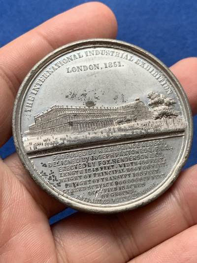 《竞宝斋》第420场 周日，周一，周二  3场连拍 （全场包邮） 维多利亚与阿尔伯特英国伦敦工业展锡章 51mm 38.05克