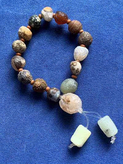 《竞宝斋》第420场 周日，周一，周二  3场连拍 （全场包邮） 三串一组 石质手串 小串珠子大小10mm左右，大串大小20MM左右，品种自辨。