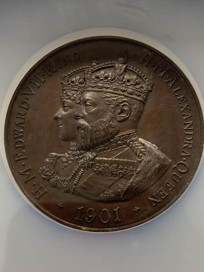 《竞宝斋》第420场 周日，周一，周二  3场连拍 （全场包邮） NGC MS62 英国1902年爱德华七世加冕大铜章，背纹章英国本士版，50mm，加大加厚盒。