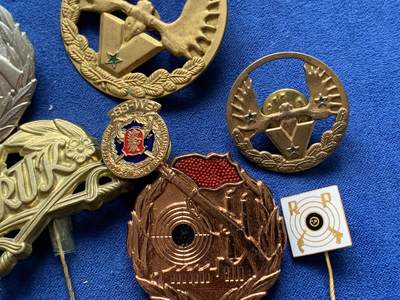 《竞宝斋》第420场 周日，周一，周二  3场连拍 （全场包邮） 13枚一组 欧洲射击节证章，胸章，胸徽，全部重量：64.1克。