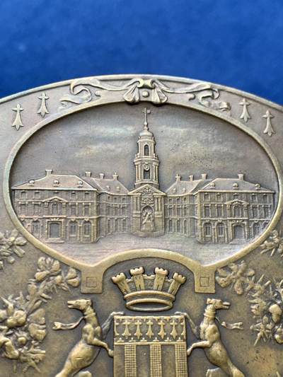 《竞宝斋》第420场 周日，周一，周二  3场连拍 （全场包邮） 法兰西第三共和国总统普恩加莱访雷恩纪念大号方型铜章 1914年·巴黎造币厂·莱昂诺尔设计（一战爆发前两月，总统在杜梅格内阁辞职当日到访雷恩，全市翻新建筑、举办三千人国宴及阅兵式）280.5克 70*100mm 丰饶角铜标