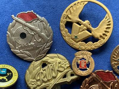 《竞宝斋》第420场 周日，周一，周二  3场连拍 （全场包邮） 13枚一组 欧洲射击节证章，胸章，胸徽，全部重量：64.1克。