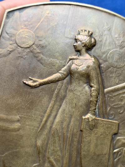 《竞宝斋》第420场 周日，周一，周二  3场连拍 （全场包邮） 法兰西第三共和国总统普恩加莱访雷恩纪念大号方型铜章 1914年·巴黎造币厂·莱昂诺尔设计（一战爆发前两月，总统在杜梅格内阁辞职当日到访雷恩，全市翻新建筑、举办三千人国宴及阅兵式）280.5克 70*100mm 丰饶角铜标