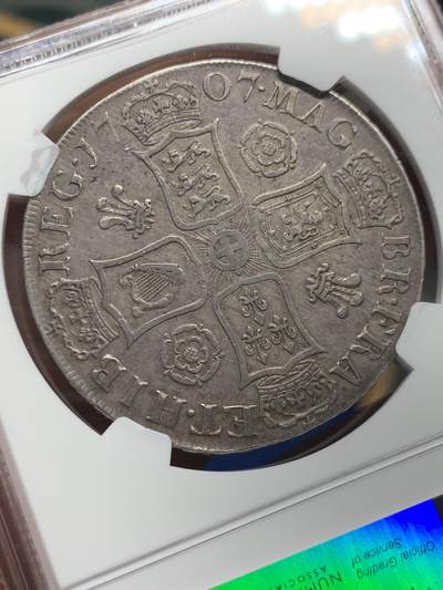 《竞宝斋》第420场 周日，周一，周二  3场连拍 （全场包邮） NGC AU53 英国1707安妮女王克朗银币，联合王国成立前关门克朗，背面为盾徽羽毛和玫瑰，安妮克朗外拍涨势迅猛。