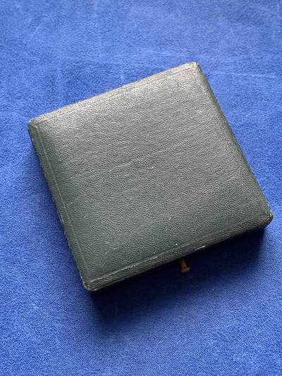 《竞宝斋》第420场 周日，周一，周二  3场连拍 （全场包邮） 名家罗蒂作 波利尼亚克亲王颁发法国曼恩-卢瓦尔省议员镀银铜章 56.3克 50.8mm 三角铜标 带盒