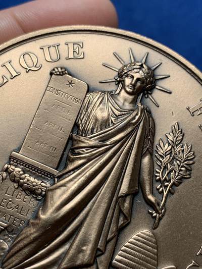 《竞宝斋》第420场 周日，周一，周二  3场连拍 （全场包邮） 法兰西权力女神像纪念铜章 180.6克 69mm