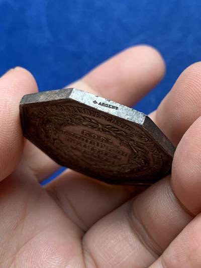 《竞宝斋》第420场 周日，周一，周二  3场连拍 （全场包邮） 法国银质八角代币 巴黎蒸汽船公司在诺曼底港口的通行证 正面是勒阿弗尔和翁夫勒的徽章 1882年使用 25.15克 37.7mm 蜜蜂银标 细节见图