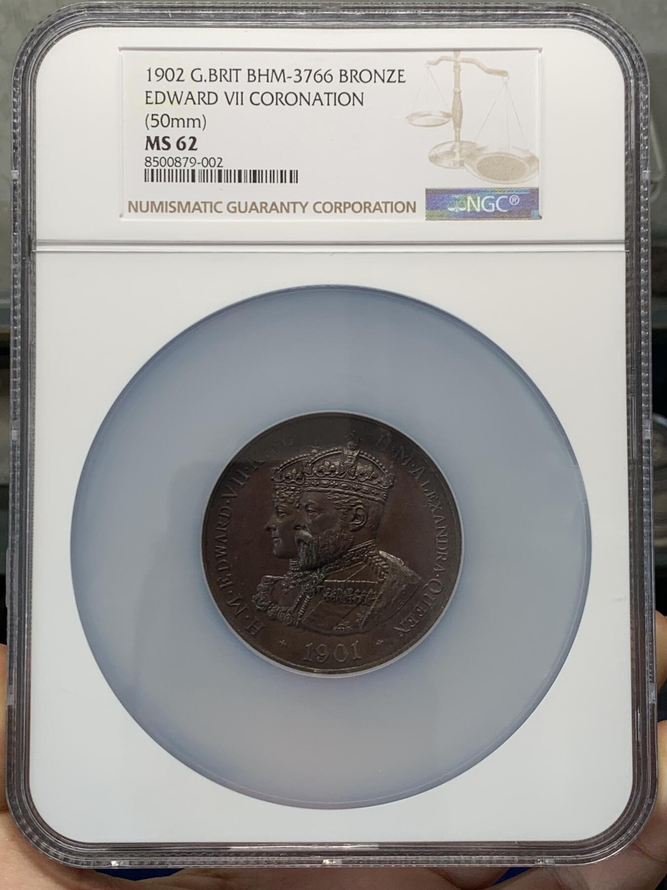 《竞宝斋》第420场 周日，周一，周二  3场连拍 （全场包邮） NGC MS62 英国1902年爱德华七世加冕大铜章，背纹章英国本士版，50mm，加大加厚盒。