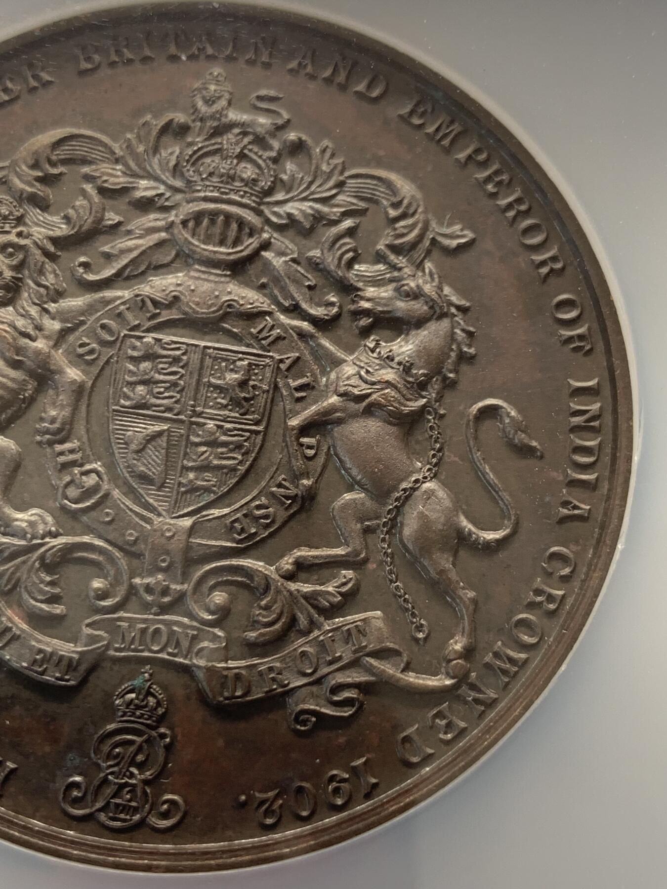 《竞宝斋》第420场 周日，周一，周二  3场连拍 （全场包邮） NGC MS62 英国1902年爱德华七世加冕大铜章，背纹章英国本士版，50mm，加大加厚盒。