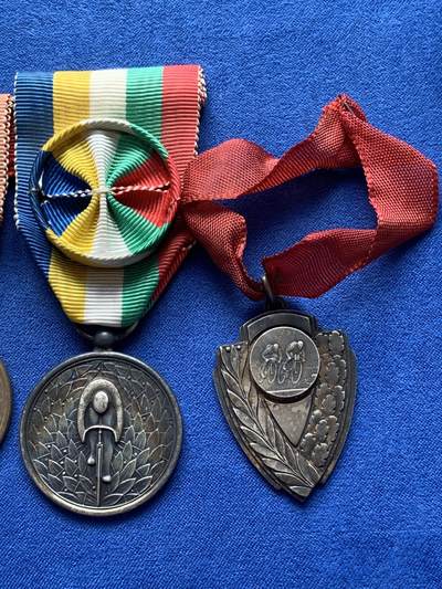 《竞宝斋》第420场 周日，周一，周二  3场连拍 （全场包邮） 四枚一组 环法自行车赛纪念章 总重约77.65克