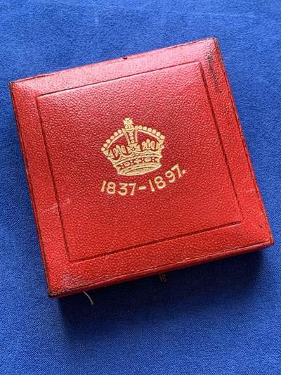 《竞宝斋》第420场 周日，周一，周二  3场连拍 （全场包邮） 1897年维多利亚女王登基60周年钻禧纪念大铜章，55.5mm，72克，状态极佳，如同一块铜色凝脂，紫罗兰包浆镶边益显雍容，原盒，值得送评的一枚。