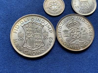 《竞宝斋》第420场 周日，周一，周二  3场连拍 （全场包邮） 四枚一组 英国乔治六世银币 1942半克朗，2先令，1943年6便士，1937年3便士。四面值。未流通一步到位品相，状态不错，大币有美浆环彩，英国一线货。