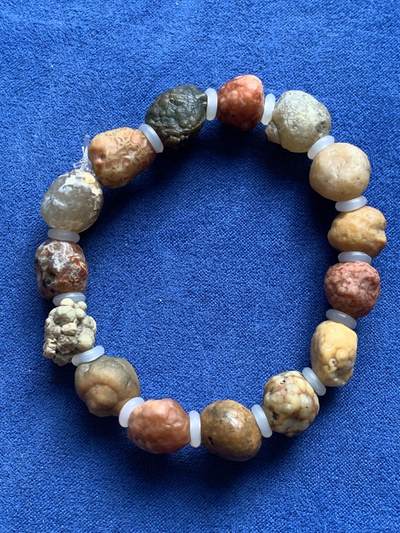 《竞宝斋》第420场 周日，周一，周二  3场连拍 （全场包邮） 三串一组 石质手串 小串珠子大小10mm左右，大串大小20MM左右，品种自辨。