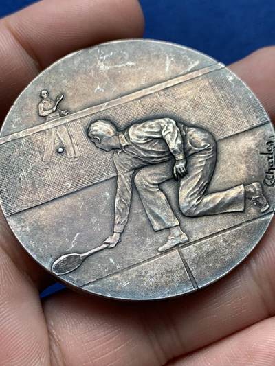 《竞宝斋》第420场 周日，周一，周二  3场连拍 （全场包邮） 名家名作 法国网球镀银铜章 50.6克 49.7mm 三角铜标