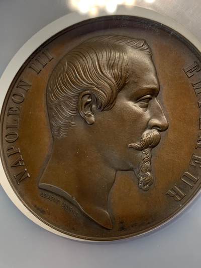 《竞宝斋》第420场 周日，周一，周二  3场连拍 （全场包邮） NGC MS64BN 法国1855年巴黎世博会纪念铜章，20个参与国的徽章与波拿巴家族的鹰徽 手指边铭原铸品 N加大加厚盒装