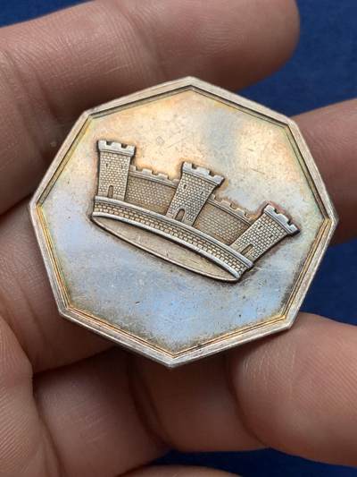 《竞宝斋》第420场 周日，周一，周二  3场连拍 （全场包邮） 法国城市人寿保险公司八角银质代币，城堡王冠图，丰饶角AR边铭，35mm，19.45克。