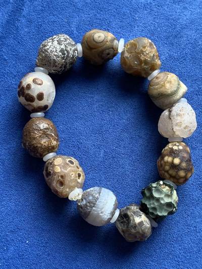 《竞宝斋》第420场 周日，周一，周二  3场连拍 （全场包邮） 三串一组 石质手串 小串珠子大小10mm左右，大串大小20MM左右，品种自辨。