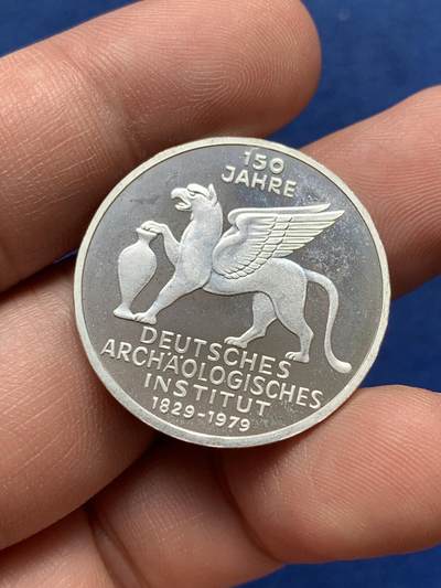 《竞宝斋》第420场 周日，周一，周二  3场连拍 （全场包邮） 1979年联邦德国5马克银币 德国考古学院创立150周年 原光UNC品相精制状态 细节见图