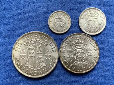 《竞宝斋》第420场 周日，周一，周二  3场连拍 （全场包邮） 四枚一组 英国乔治六世银币 1942半克朗，2先令，1943年6便士，1937年3便士。四面值。未流通一步到位品相，状态不错，大币有美浆环彩，英国一线货。
