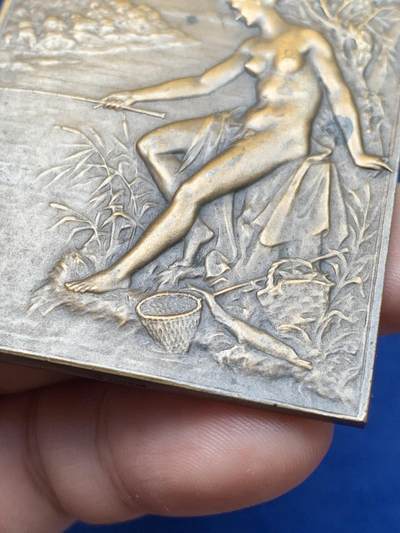 《竞宝斋》第420场 周日，周一，周二  3场连拍 （全场包邮） 名家A. BORREL1905年作「垂钓」青铜奖章 77.2克 47.8*63.5mm 丰饶角铜标