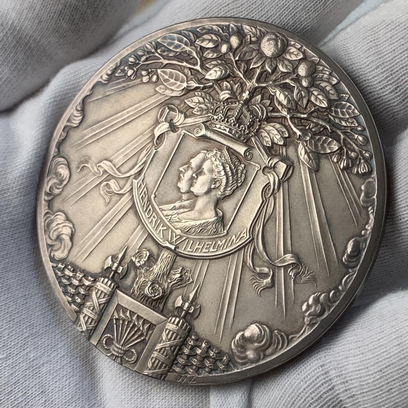 掌中浮雕-藏着的欧洲第036场 1909年荷兰朱莉安娜公主出生银章， 65mm ，111g，J.C.Wienecke雕刻.，原盒。背面人物是荷兰女王威廉明娜和丈夫海因里希