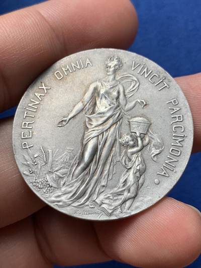 《竞宝斋》第420场 周日，周一，周二  3场连拍 （全场包邮） 法国鲁恩储蓄银行纪念银章，丰饶角1AR边铭，37.5mm，20.95克。