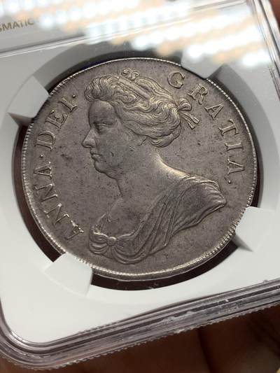 《竞宝斋》第420场 周日，周一，周二  3场连拍 （全场包邮） NGC AU53 英国1707安妮女王克朗银币，联合王国成立前关门克朗，背面为盾徽羽毛和玫瑰，安妮克朗外拍涨势迅猛。