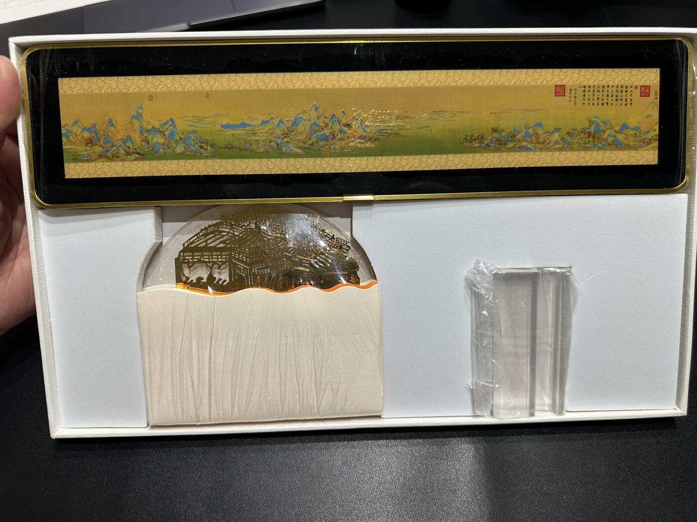 《外钞收藏家》第五百六十九期（本期拍品品种丰富、精选优质稀少好货）（本平台长期征集拍品、欢迎藏友们联系合作） 平安有福银挂件+999金，0.03克金摆件