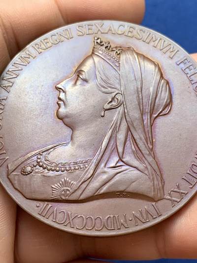 《竞宝斋》第420场 周日，周一，周二  3场连拍 （全场包邮） 1897年维多利亚女王登基60周年钻禧纪念大铜章，55.5mm，72克，状态极佳，如同一块铜色凝脂，紫罗兰包浆镶边益显雍容，原盒，值得送评的一枚。