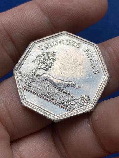 《竞宝斋》第420场 周日，周一，周二  3场连拍 （全场包邮） 法国海妖八角银质代币，30.2mm，12.9克，油灯边铭，正面为三个从水面跃出的海妖，背面为原野中奔跑的猎犬。传说海中常常能见到用歌声勾人魂魄的海妖，而海员带忠诚的狗狗上船，关键时刻会用吠叫声吓退海妖，稀少原铸。