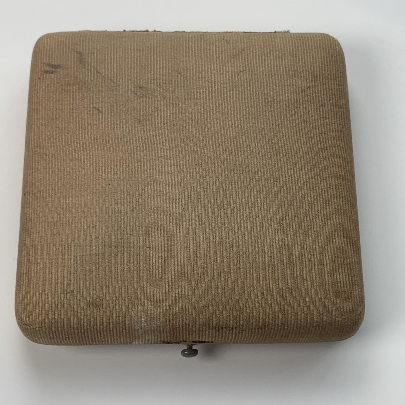 掌中浮雕-藏着的欧洲第036场 1909年荷兰朱莉安娜公主出生银章， 65mm ，111g，J.C.Wienecke雕刻.，原盒。背面人物是荷兰女王威廉明娜和丈夫海因里希